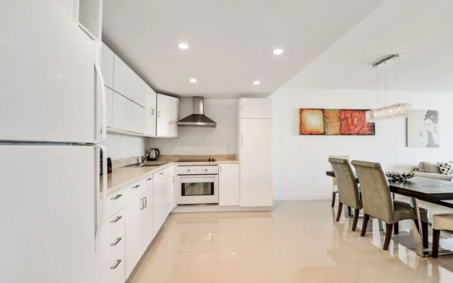 1 Bedroom +den Bay View Or620