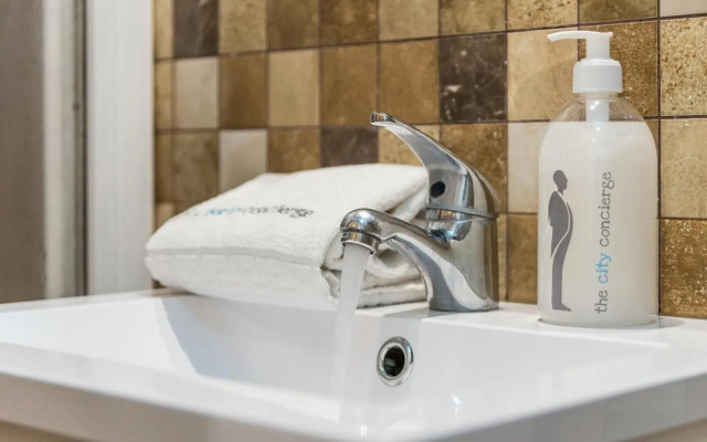 Guestready - Red Stripes