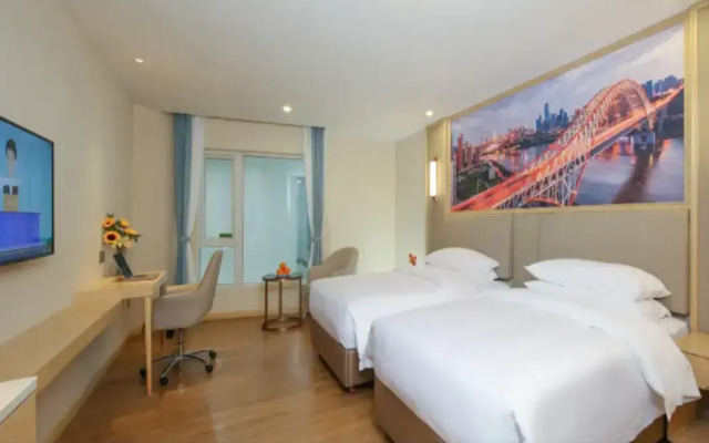 Vienna Hotel (Chongqing Nanping Nanbin Road Metro Station Branch)