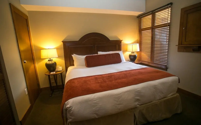 Sundial Lodge Condo Steps from Red Pine Gondola by RedAwning