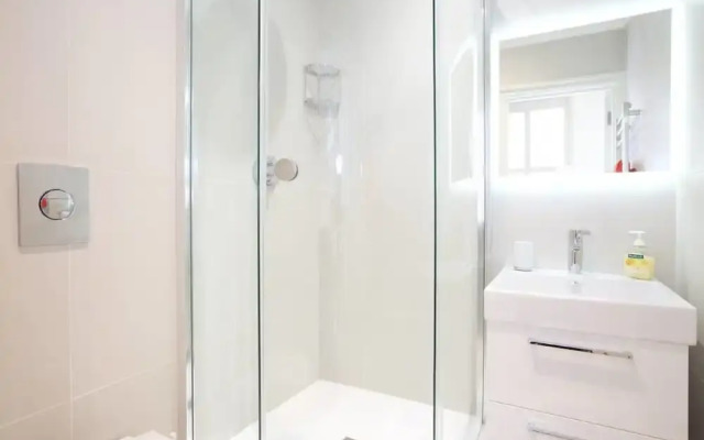 English Retro 2BR Apt, Moments From Battersea Park