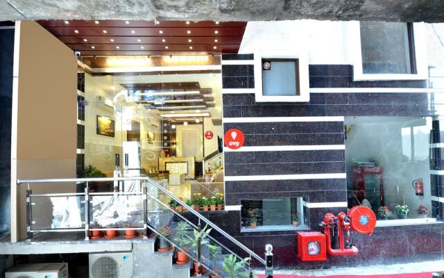 OYO Townhouse 561 Hotel Hollywood Heights