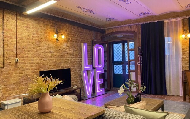 Centrally Located Historical Flat in Beyoglu