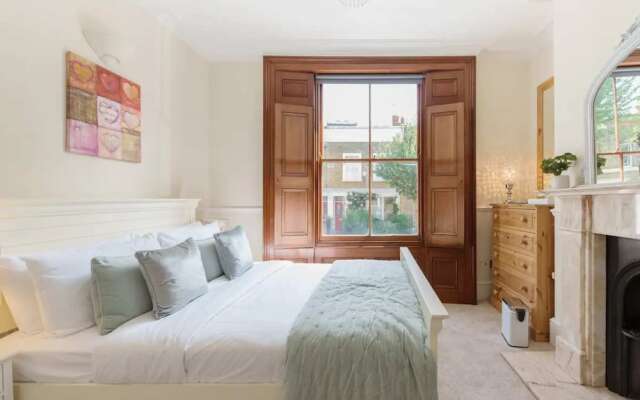 Charming 3BD Flat - 5 Minutes to Victoria Park