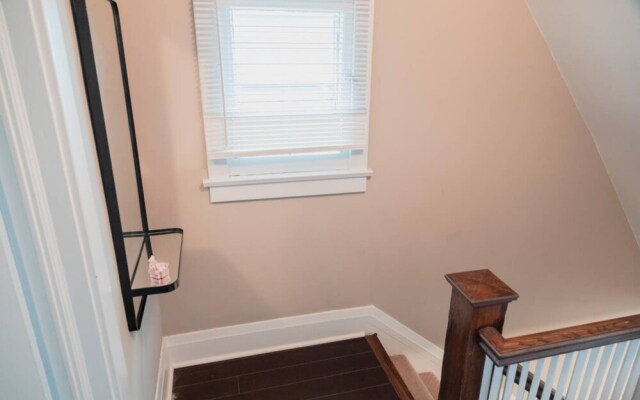 Beautiful 3 Bedroom Home Near Downtown
