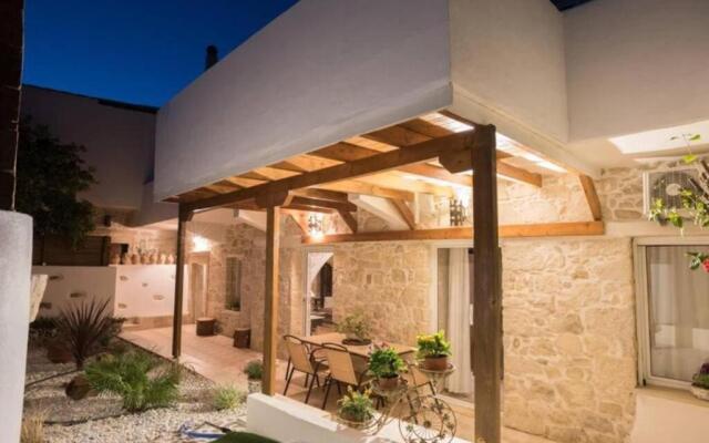 Traditional House 1 with Pool