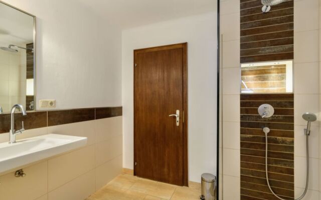House Riki Bruck