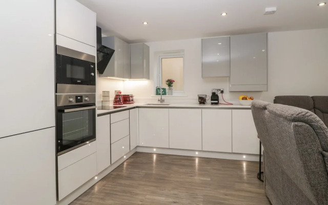 Flat 2, 38 Preston Road