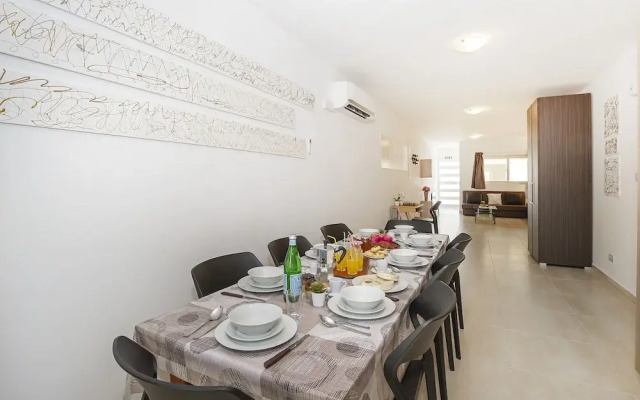 Summer Breeze Maisonette with Terrace by Getaways Malta