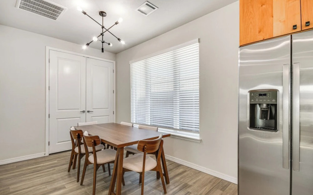 Pets Welcome: Newly Built Abode in Canyon!