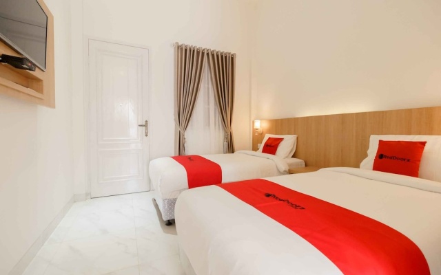RedDoorz Plus Syariah @ Jalan Dr Sutomo Padang – Guest Rooms – Padang