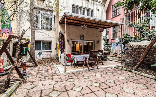 Cozy Home With Backyard in Sisli