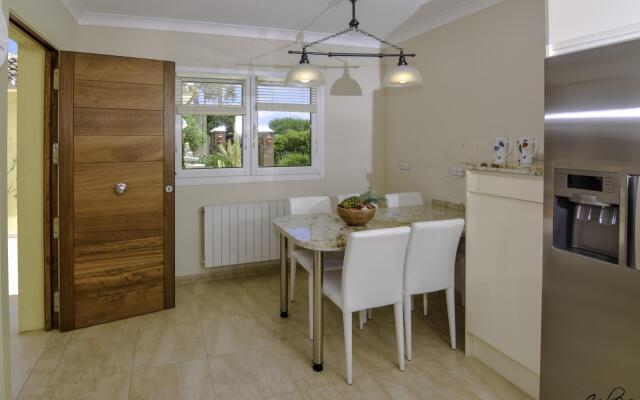 20001 - Exquisite Villa 50M To Beach