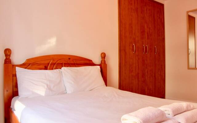 Modern 3 Bedroom Property Near Edinburgh Harbour
