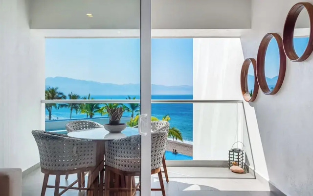 Oceanfront 1BR with Balcony & Pool
