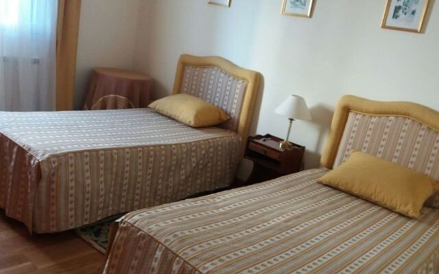 P Delgada 3-bed House, Sleeps 6, Parking & Seaview