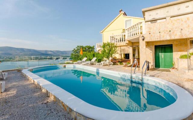 Ljubo - Pool and View - A1