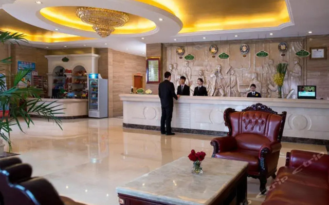 Vienna Hotel Shenzhen Pinghu Center Metro Station
