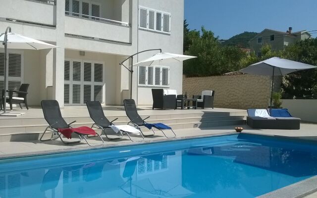 Apartment Markle - swimming pool and sunbeds A5 Banjol, Island Rab