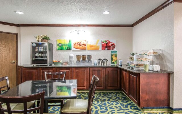 Quality Suites Kansas City International Airport