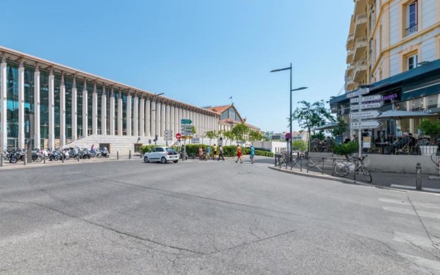 Bright 3br w AC and terrace near the train station in Marseille Welkeys
