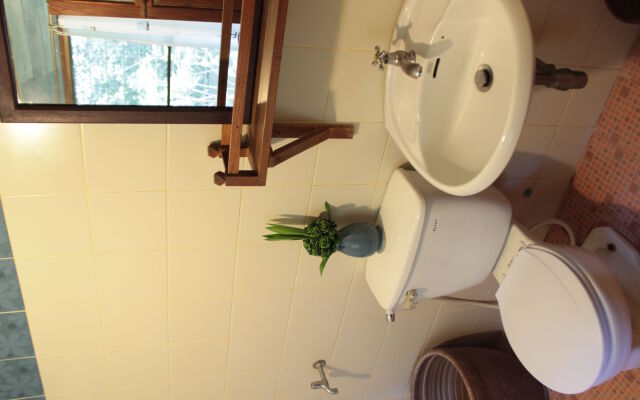 Thai Teak House Garden Homestay