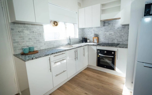 Sahara on Anzac-Close to Airport, city & beach!