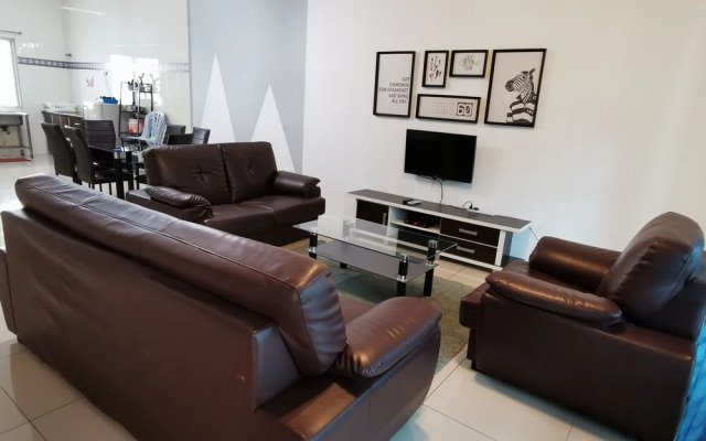 The Woodz Homestay - 2 Storey House