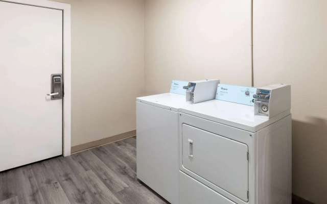 Super 8 by Wyndham Buffalo