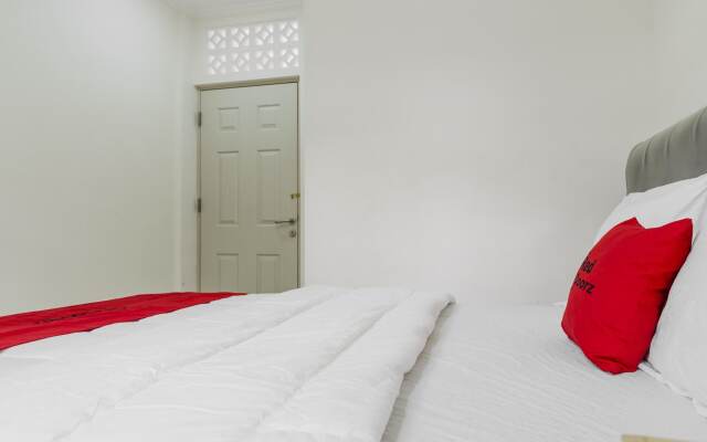 RedDoorz Plus near UPN Veteran Jakarta