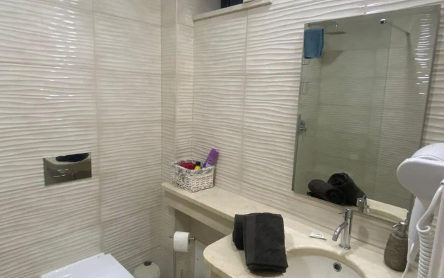 Apartamento com piscinas e ténis - 7 mins da praia