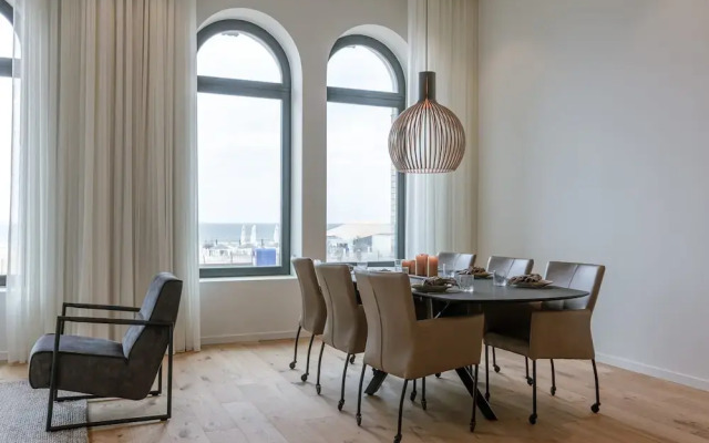 Stunning Seafront Apartment With Modern Comforts and Dike Views