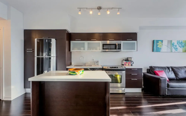 Atlas Suites - Bay & College