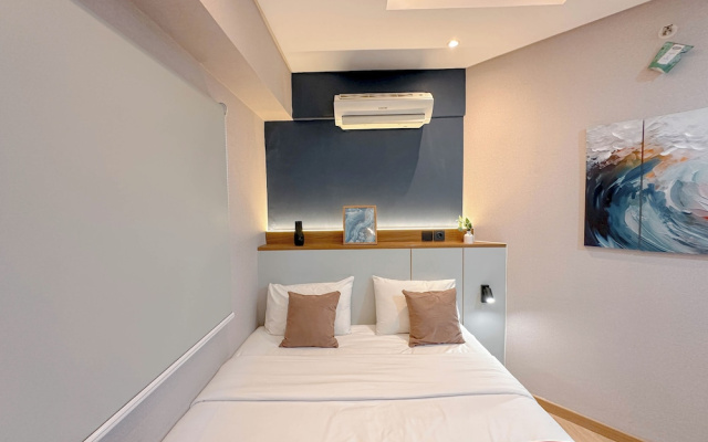 Modern Look With Wooden Accent 3Br At Kondominium Puncak Marina Apartment – Guest Rooms – Surabaya