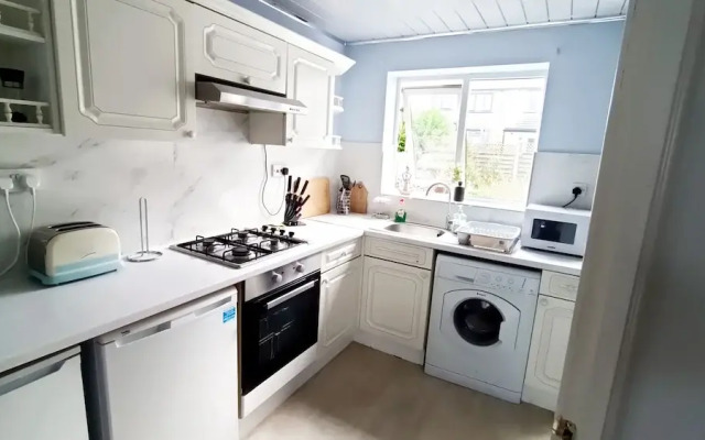 Cozy 3-Bed Family Home with Free Parking