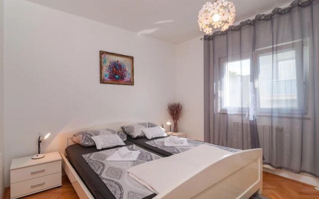 Stunning Home in Zrnovnica With Wifi and 6 Bedrooms