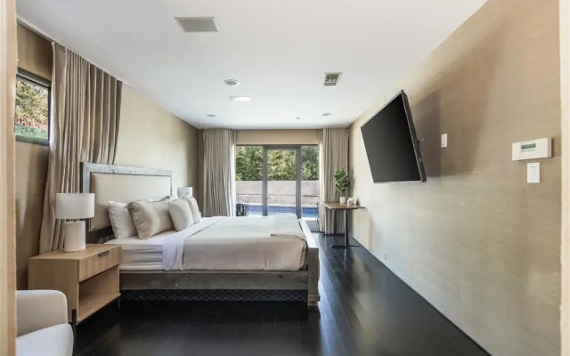 Bird Street Home min away from Sunset Blvd