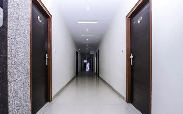 OYO 23018 Hotel Expo Suites