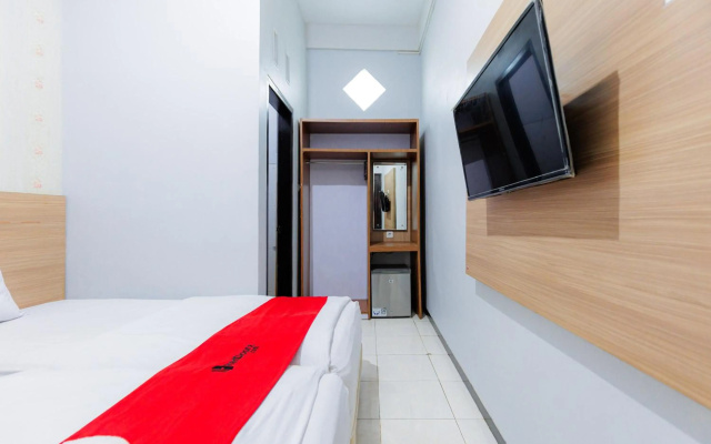 RedDoorz Plus near Malang Town Square – Guest Rooms – Malang