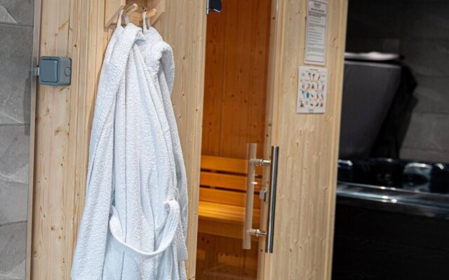 1-bed Apartment With Private hot Tub, Sauna & gym