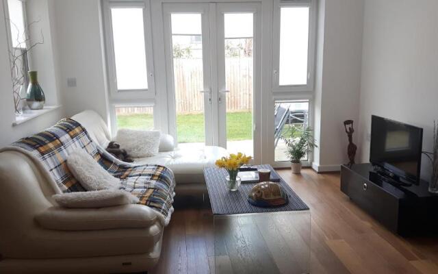 2 double rooms available in 3 bedroom house