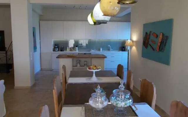 Skaloma Villas Art 2