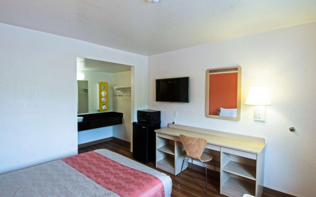 Motel 6 Redding, CA - South