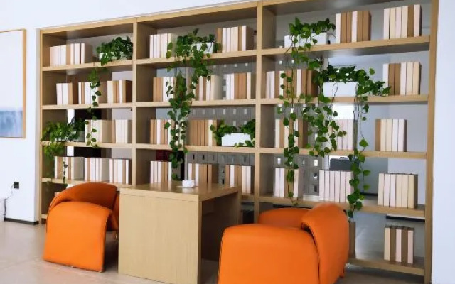 Yuerong Hotel (Liaoyang Liaohua Tesco)