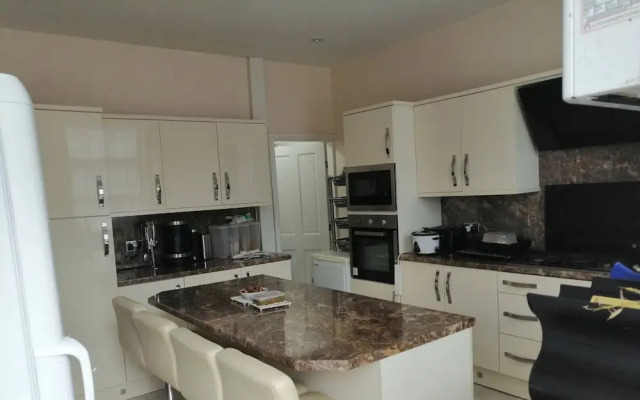 Room-charming Bradford Room to Rent With