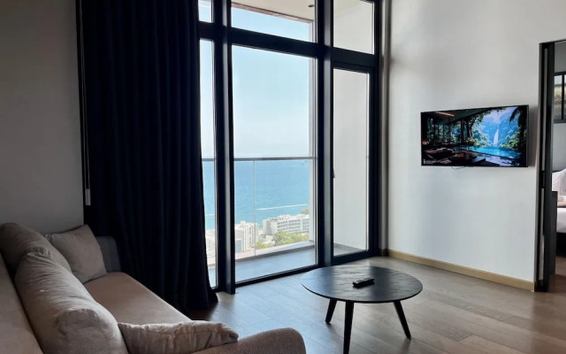 128 LIM - 2001 Stay Only Tower Suite