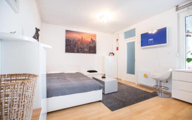 Cozy & Modern Studio with Balcony