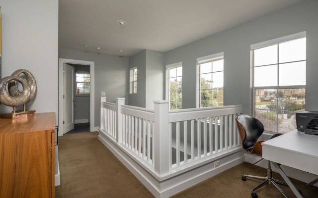 Posh Waterfront - 3 Br Condo