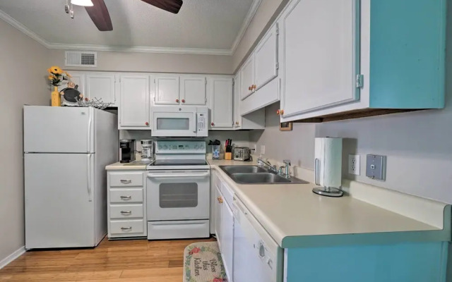 Condo w/ Balcony & Pool: Walk to 2 Beach Accesses!