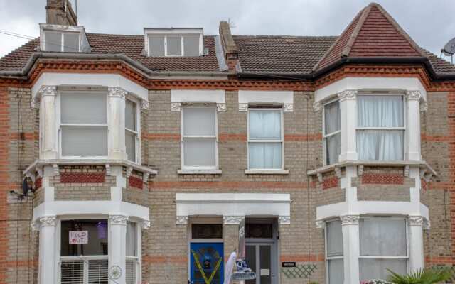 The Crescent Moon - Elegant 1BDR Flat
